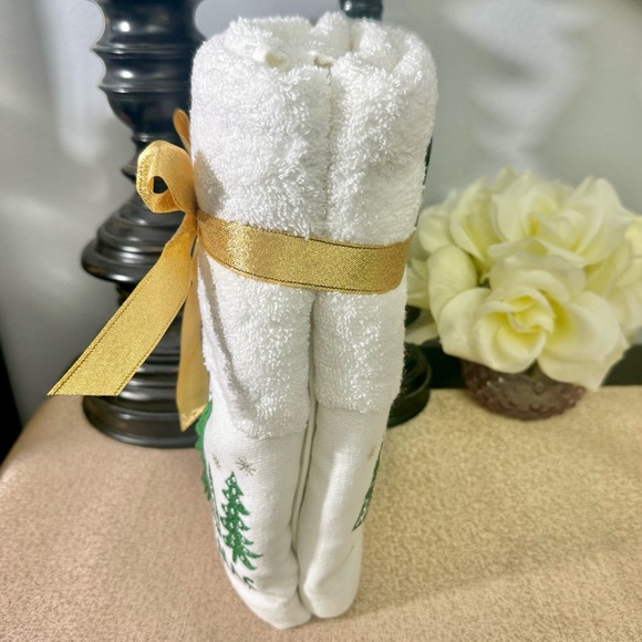 NWT Set of 2 Christmas Trees🎄Bathroom Hand Towels - Picture 5 of 8